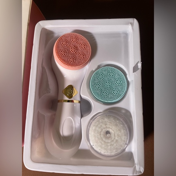 Brand New 4D Face Washer. ✨ - Picture 3 of 5